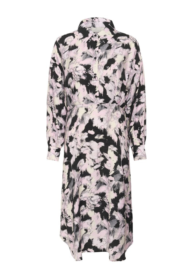 Schwarzes Kleid mit abstraktem Muster aus rosa und weißen Pinselstrichen, langen Ärmeln, knöpfbarem Front, Kragen und einem lockeren Schnitt mit asymmetrischem Saum.