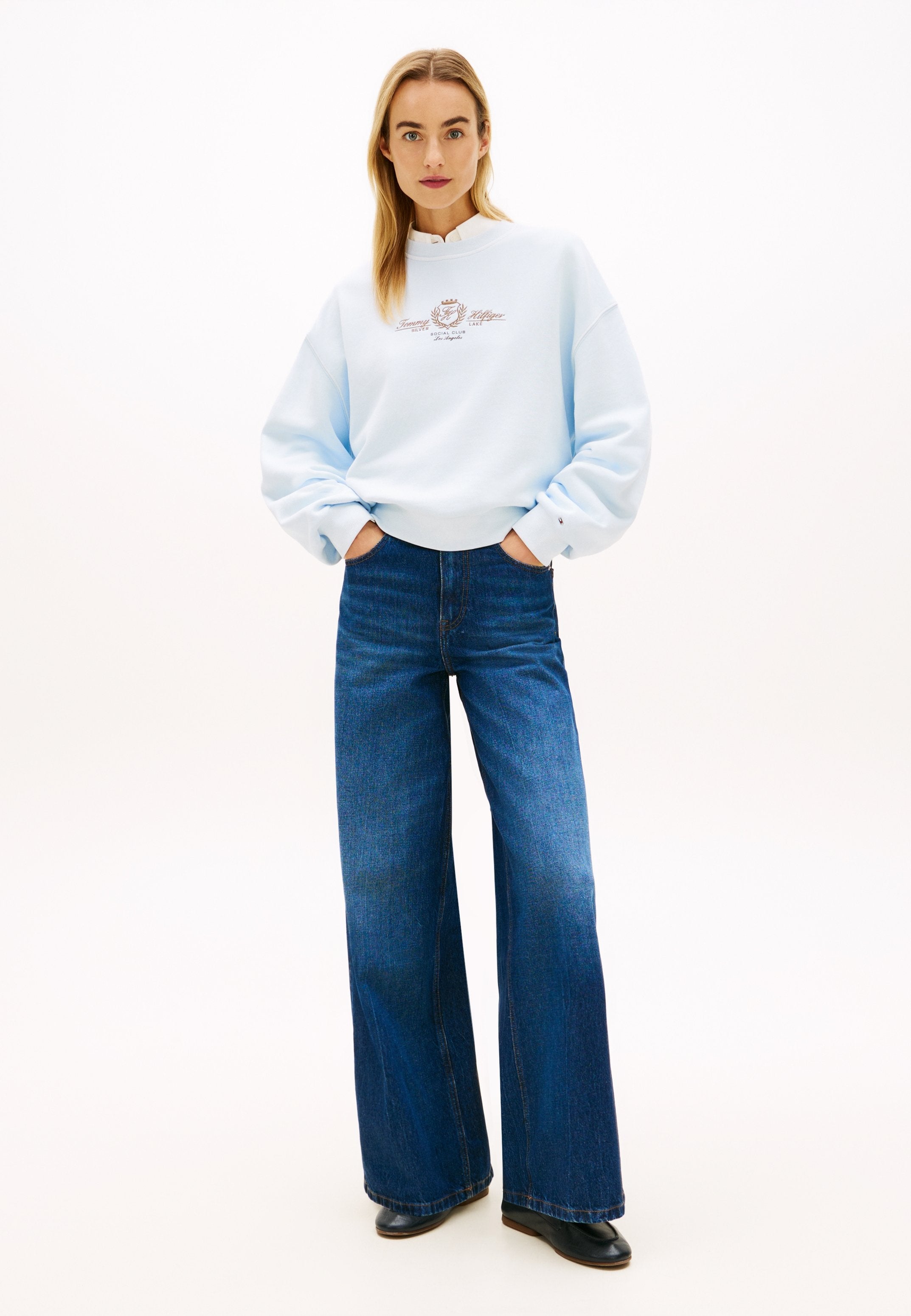 CREST EMBROIDERY RELAXED TERRY SWEATSHIRT Media 2