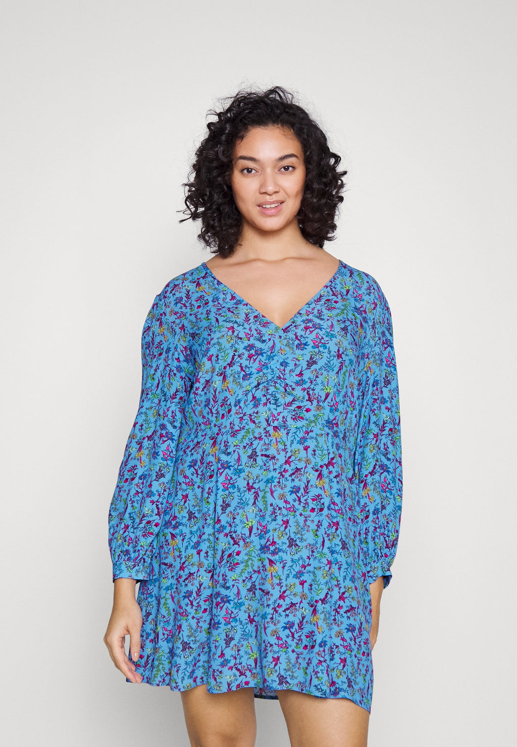 FLORAL SHORT DRESS Media 3