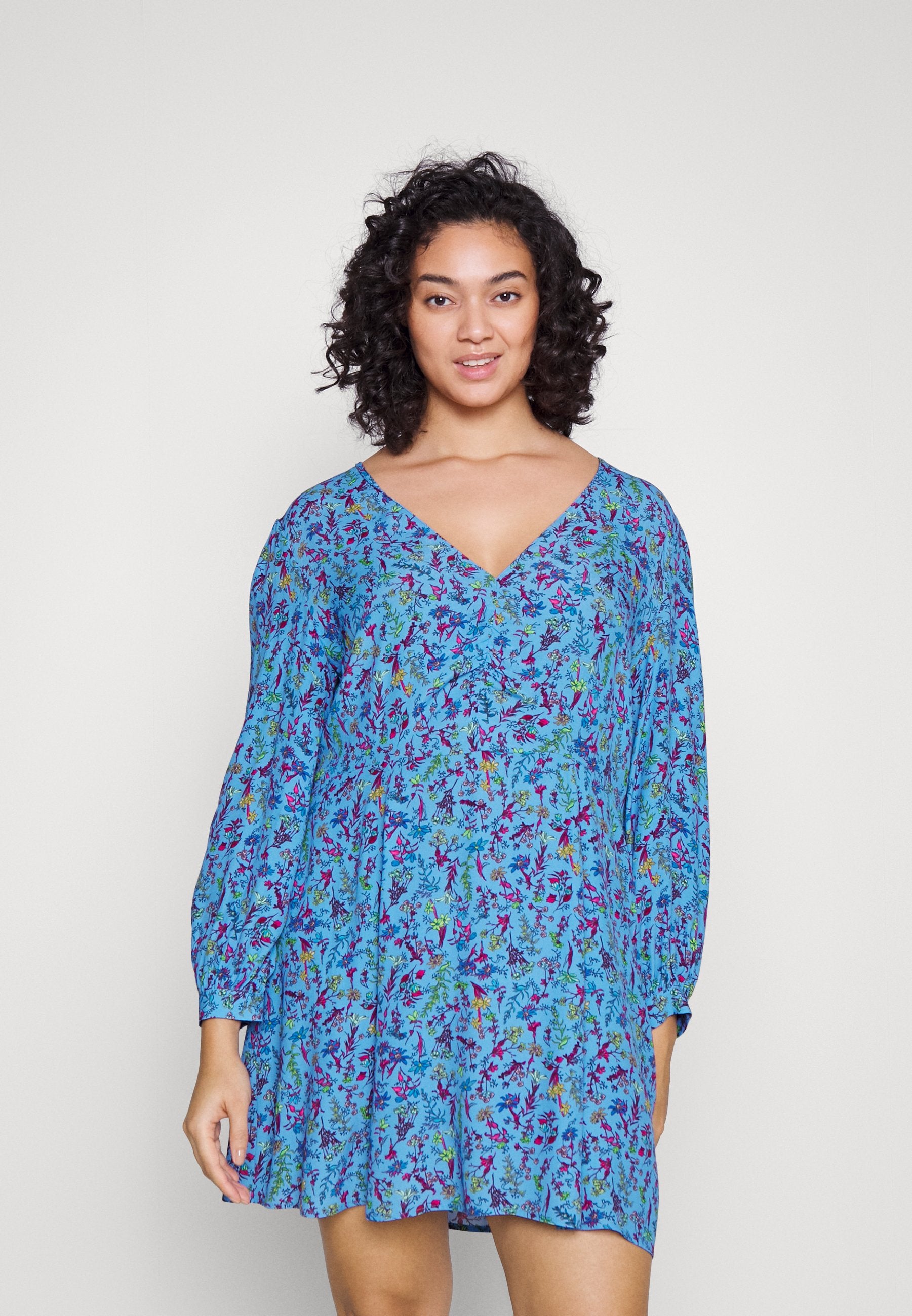 FLORAL SHORT DRESS Media 3