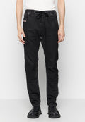 Schwarze Denim-Hosen im Slim-Fit mit einem Gummizugbund und Seitentaschen. Glatte Textur mit minimaler Gestaltung.