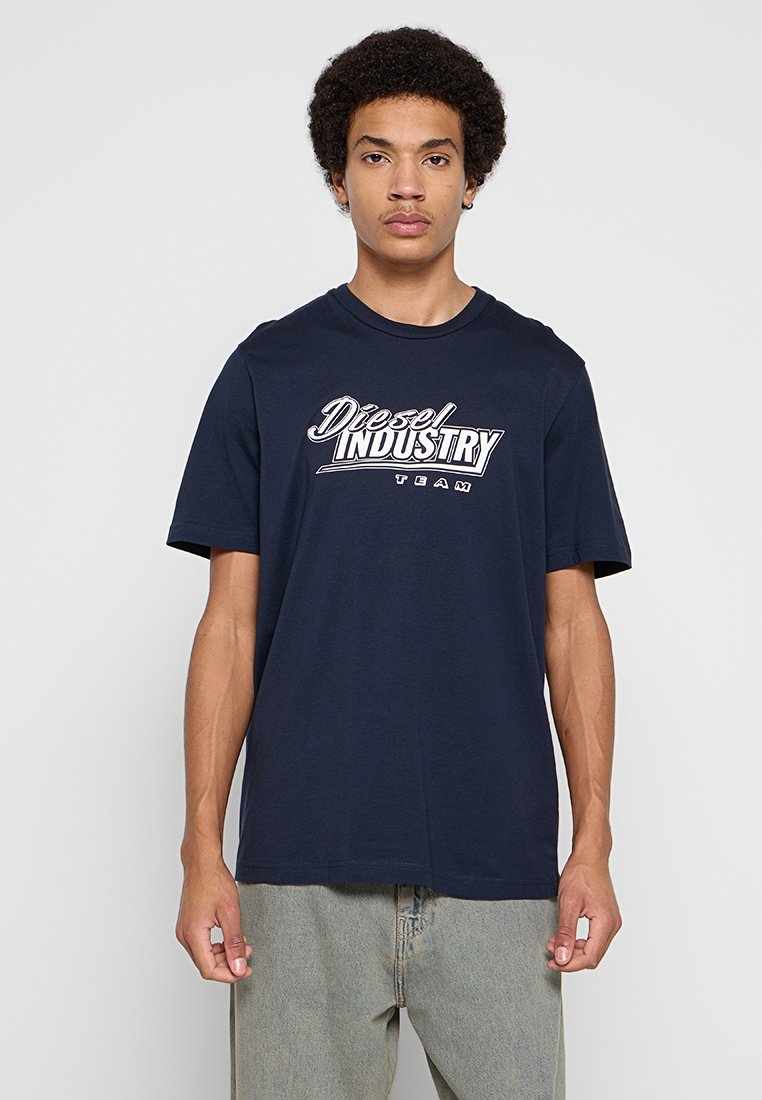 Marineblaues Baumwoll-T-Shirt mit weißem "Diesel Industry TEAM"-Motiv. Kurzärmlig, Rundhalsausschnitt, lockere Passform und schlichtes Design.