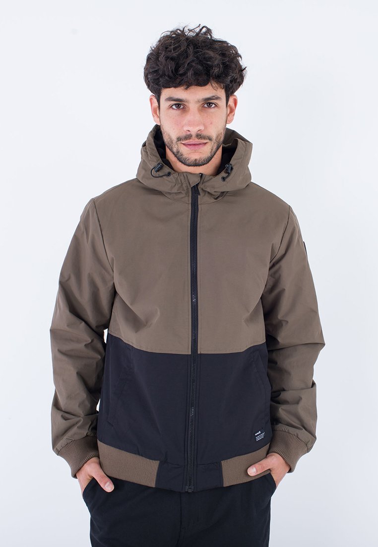 Kapuzenshirt mit einem oberen Abschnitt in Braun und einem unteren Abschnitt in Schwarz, aus glattem Material mit gerippten Bündchen und Saum.