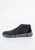 Schwarze Leder-Stiefeletten mit grauer Gummisohle, strukturierten Akzenten und runder Zehenpartie. Verfügt über sechs Ösen und ein Schnürdesign.