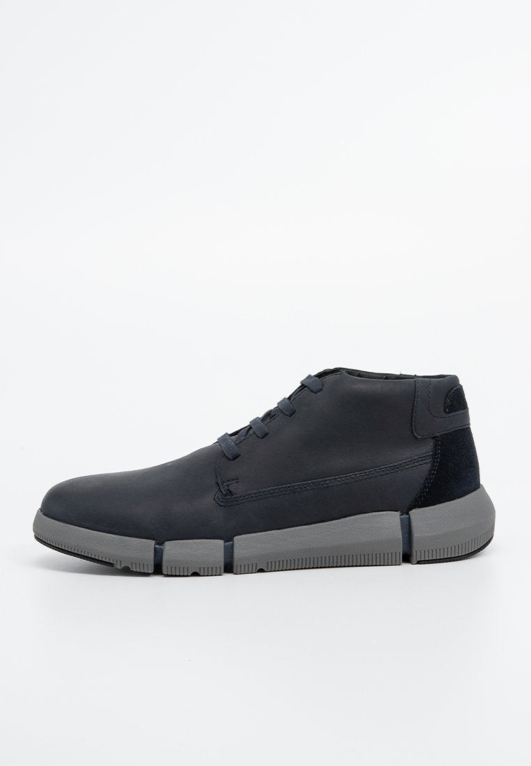 Schwarze Leder-Stiefeletten mit grauer Gummisohle, strukturierten Akzenten und runder Zehenpartie. Verfügt über sechs Ösen und ein Schnürdesign.
