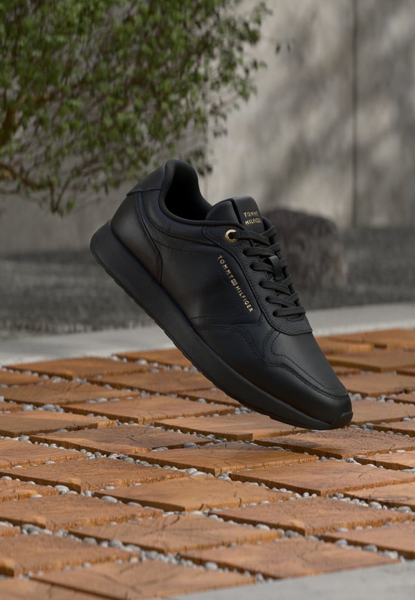 Tommy Hilfiger RETRO RUNNER - Trainers - black