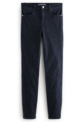 Dunkelblaue Skinny Jeans aus Denim-Stoff. Verfügt über fünf Taschen, einen Knopfverschluss und dezente Nähtdetails. Glatte Textur, schmal zulaufendes Bein.