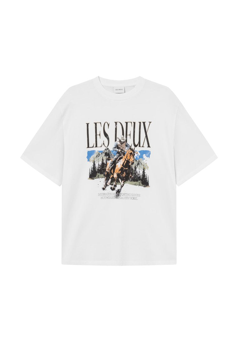 Weißes Baumwoll-T-Shirt mit einem Grafikdruck von einem Reiter auf einem Pferd, im Hintergrund Berge und Bäume, mit der Marke "LES DEUX".