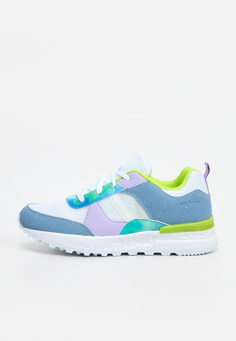 Weißer Sportschuh mit blauem Wildleder, lila und grünen Akzenten, weißen Schnürsenkeln und einer strukturierten weißen Sohle, von links im Profil gezeigt.