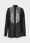 Schwarze Bluse mit langen Ärmeln, aus transparentem Stoff, mit einem vorne mit Kristallen verzierten Einsatz und einem klassischen Kragen mit Knopfverschluss.