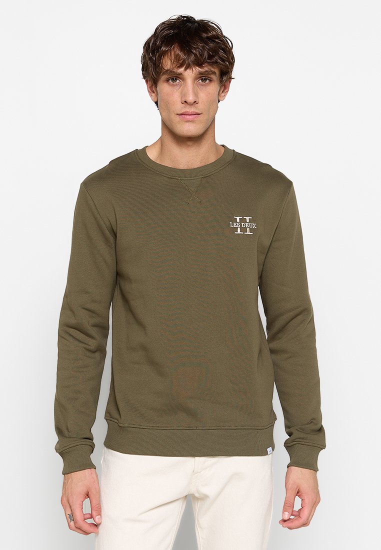 Olivgrüner Sweatshirt aus strukturiertem Stoff. Mit geripptem Ausschnitt und Bündchen, dezentem Logo in Weiß auf der Brust und normaler Passform.
