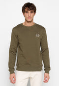 Olivgrüner Sweatshirt aus strukturiertem Stoff. Mit geripptem Ausschnitt und Bündchen, dezentem Logo in Weiß auf der Brust und normaler Passform.