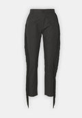 Schwarze Hose mit Fransenverzierung an den Seiten, aus einem glatten Stoff gefertigt, mit Knopfverschluss und taillierter Passform.