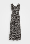 Schwarz-weißer ärmelloser Maxikleid mit V-Ausschnitt, gedrehtem Taillen-Detail und einem abstrakten Blättermuster. Glatte Stofftextur.