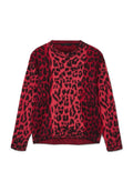 Rot-schwarzer Leopardenprint-Pullover, Rundhalsausschnitt, lange Ärmel, weicher Stoff, leicht oversize Passform, mit geripptem Saum und Bündchen.