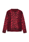 Rot-schwarzer Leopardenprint-Pullover, Rundhalsausschnitt, lange Ärmel, weicher Stoff, leicht oversize Passform, mit geripptem Saum und Bündchen.