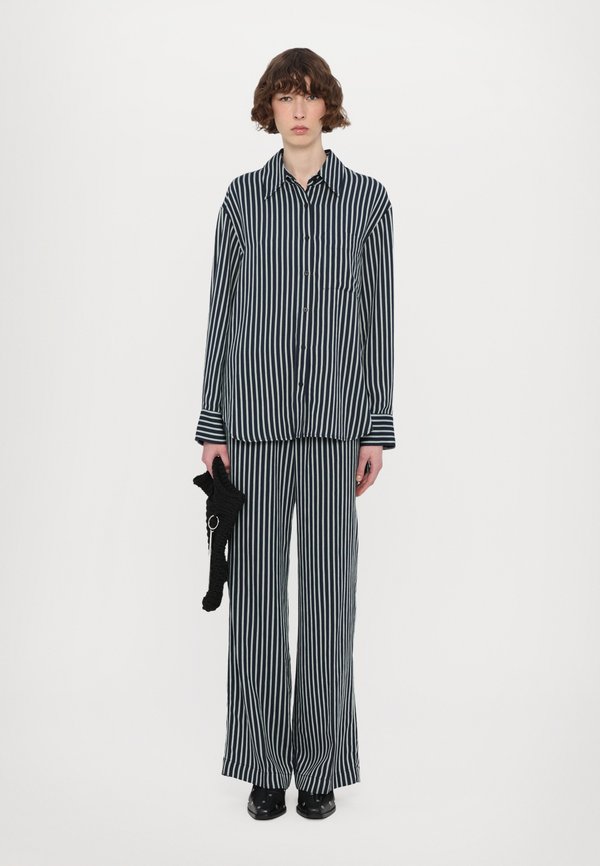 CLOSED OVERSIZE SHIRT