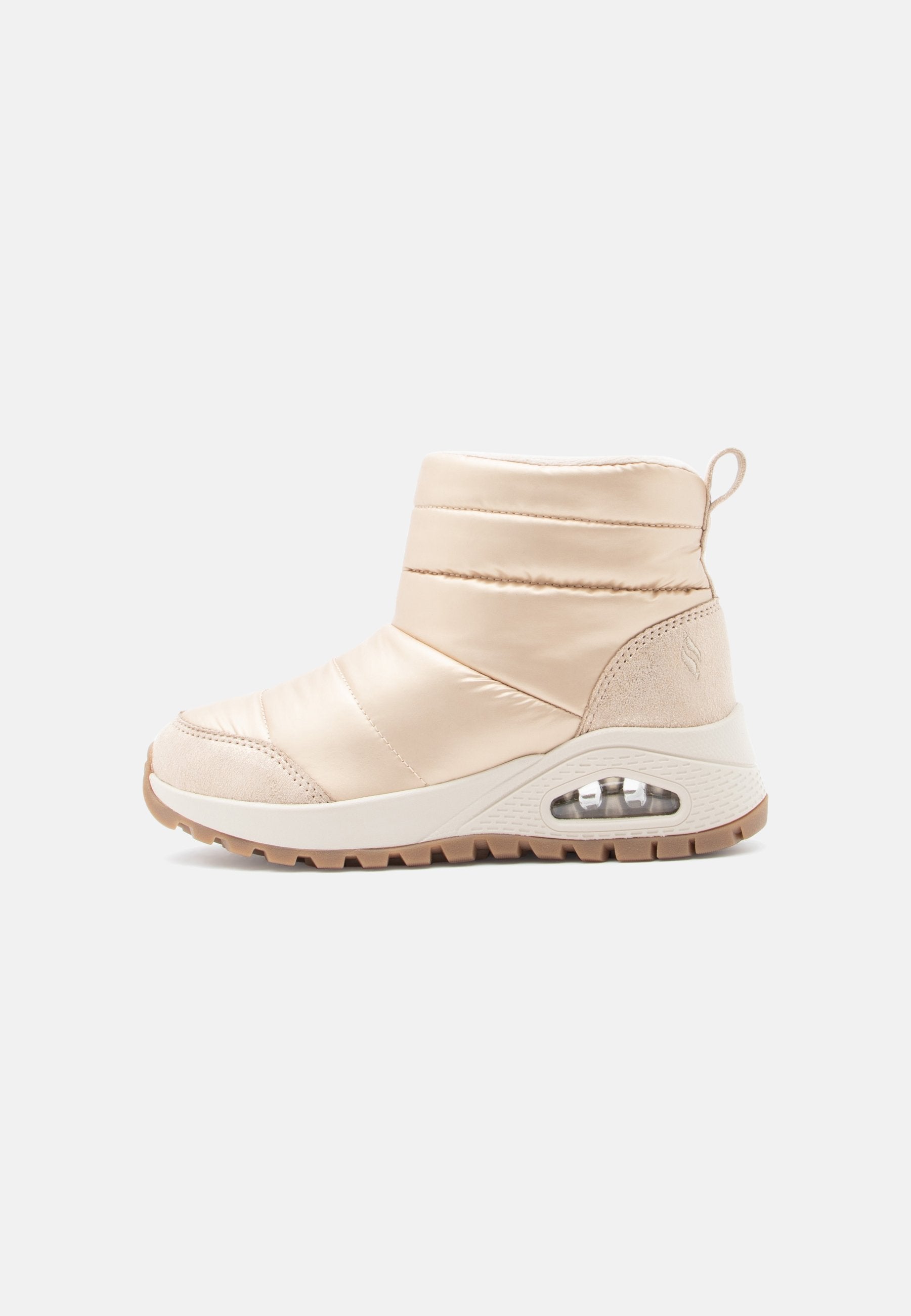 Beige gepolsterter Knöchelstiefel mit Gummisohle, strukturiertem Grip, Zuglasche an der Ferse und sichtbarem Luftpolster in der Zwischensohle.
