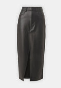 Schwarzer Leder-Midi-Rock mit Schlitz vorne, hohem Bund und fünf Taschen. Glatte Textur mit kontrastierenden Nähten.
