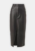 Schwarzer Leder-Midi-Rock mit Schlitz vorne, hohem Bund und fünf Taschen. Glatte Textur mit kontrastierenden Nähten.