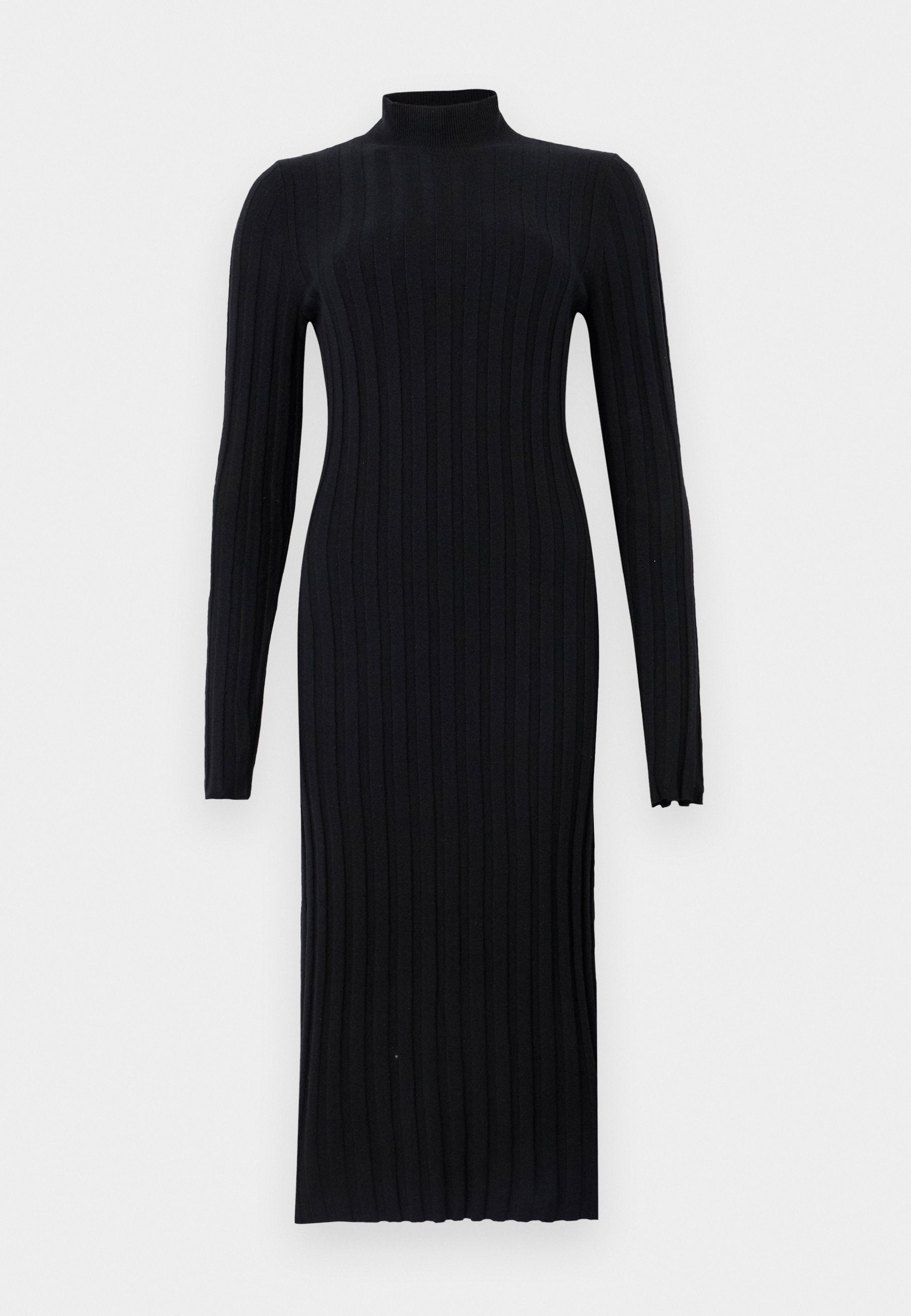 Schwarzes, geripptes Midikleid aus Strick mit langen Ärmeln, hohem Ausschnitt und figurbetonter Silhouette vor hellgrauem Hintergrund.