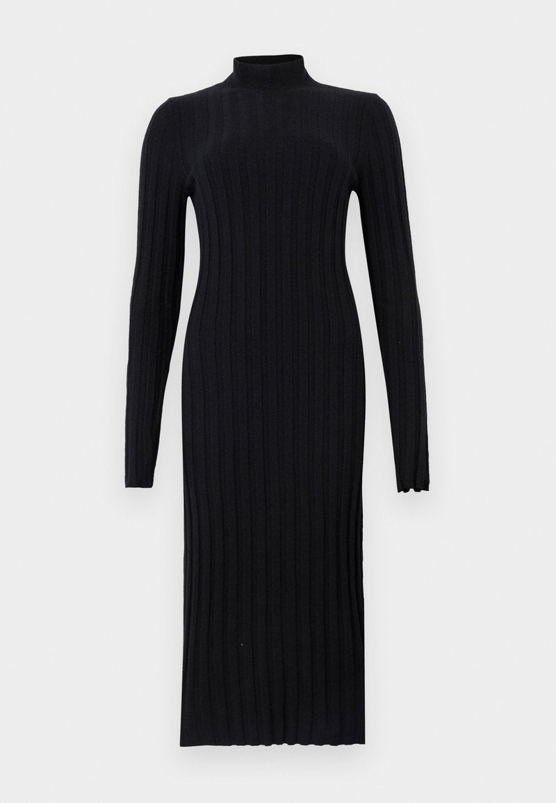 Schwarzes, geripptes Midikleid aus Strick mit langen Ärmeln, hohem Ausschnitt und figurbetonter Silhouette vor hellgrauem Hintergrund.