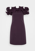 Lila Kleid mit taillierter Silhouette und strukturierten, texturierten Rüschensäumen, das einen glatten Stoff und ein durchdachtes Design zur Geltung bringt.