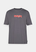 Graues Baumwoll-T-shirt mit kurzen Ärmeln, mit einem roten Logodesign auf der Vorderseite. Klassischer Rundhalsausschnitt und lässige Passform.