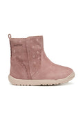 Rosafarbene Wildleder-Ankle Boots mit Herzmustern, einer strukturierten Oberfläche und einer beige Gummisohle. Verfügt über eine Schlaufe für einfaches Anziehen. Sichtbares Geox-Logo.