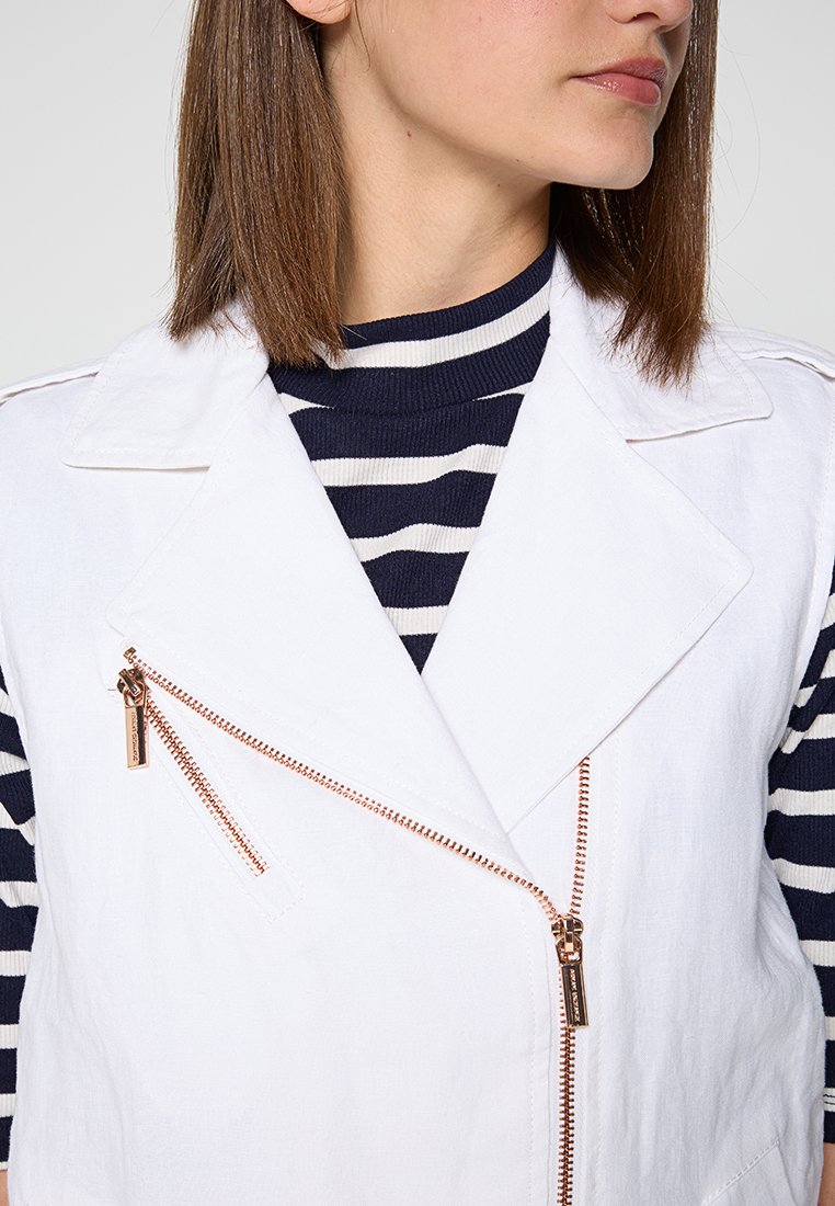 Armani Exchange Weste Media 5