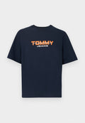 Marineblaues T-Shirt aus Baumwolle mit dem Schriftzug „TOMMY“ in Orange und „JEANS“ in Weiß. Einfacher Rundhalsausschnitt und kurze Ärmel.