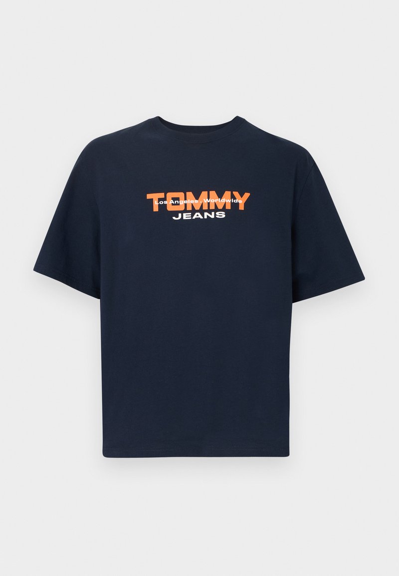 Marineblaues T-Shirt aus Baumwolle mit dem Schriftzug „TOMMY“ in Orange und „JEANS“ in Weiß. Einfacher Rundhalsausschnitt und kurze Ärmel.