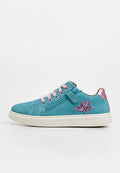 Türkisfarbener Wildledersneaker mit rosa Schnürsenkeln, seitlichem Reißverschluss, glitzernder rosa Stern-Dekoration und metallischem rosa Fersenlaschen auf weißer Sohle.