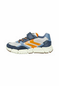 Kinderschuh mit weißer Sohle, blauen, grauen und orangefarbenen Akzenten, mit Schnürsenkeln und Klettverschluss auf weißem Hintergrund.