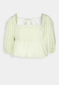 Hellgrüne Bluse mit Puffärmeln, quadratischem Ausschnitt, Peplum-Saum und Bindeband am Rücken. Hergestellt aus einem glatten Stoff mit subtiler Schimmer.