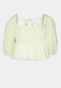 Hellgrüne Bluse mit Puffärmeln, quadratischem Ausschnitt, Peplum-Saum und Bindeband am Rücken. Hergestellt aus einem glatten Stoff mit subtiler Schimmer.