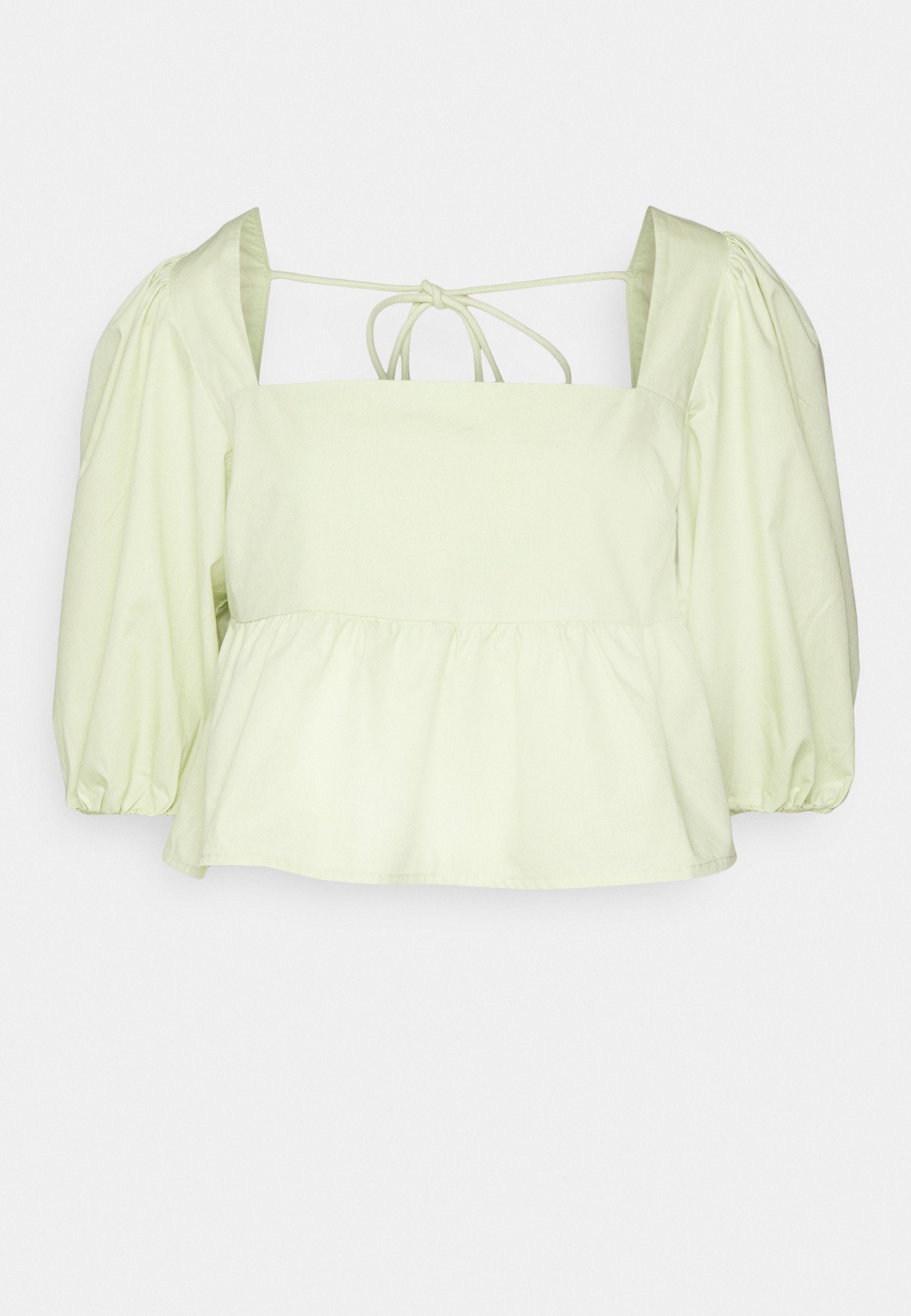 Hellgrüne Bluse mit Puffärmeln, quadratischem Ausschnitt, Peplum-Saum und Bindeband am Rücken. Hergestellt aus einem glatten Stoff mit subtiler Schimmer.
