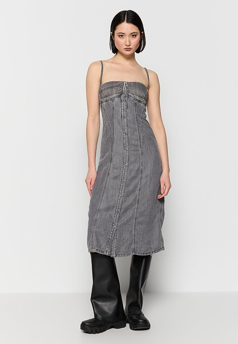 Graues Denim-Midikleid mit dünnen Trägern, Knopfverschluss vorne und tailliertem Oberteil. Mit gesteppten Details und geradem Rockschnitt.