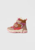 Rosa-braune Stiefel mit hohem Schaft aus weichem Wildleder und synthetischen Materialien, mit Klettverschlüssen, Fellfutter und profilierter Sohle.
