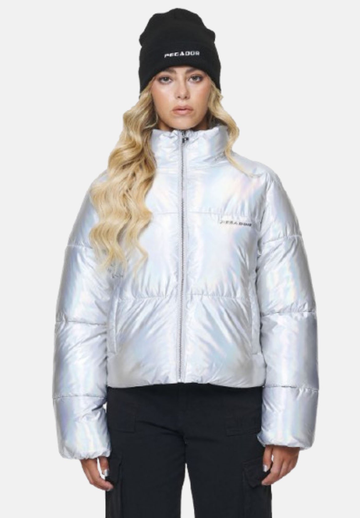 Irideszente Pufferjacke mit hohem Kragen und Reißverschluss. Verfügt über ein kurzes Design und eine gesteppte Textur, kombiniert mit einer schwarzen Mütze.