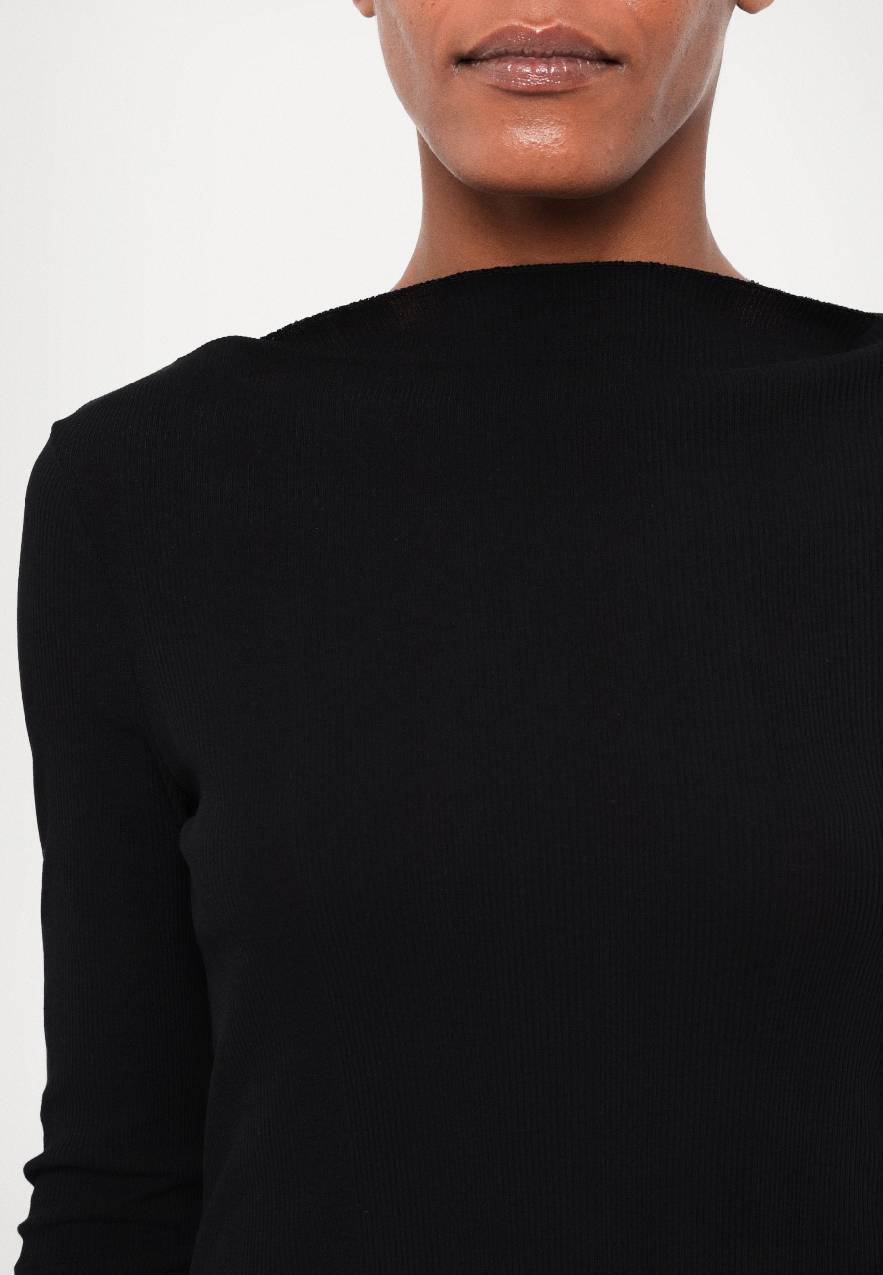 CLOSED LONG SLEEVE