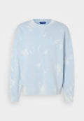 Hellblaues Sweatshirt mit einem Batikmuster, Rundhals und weiten Ärmeln. Hergestellt aus weichem Stoff mit gerippten Bündchen und Saum.