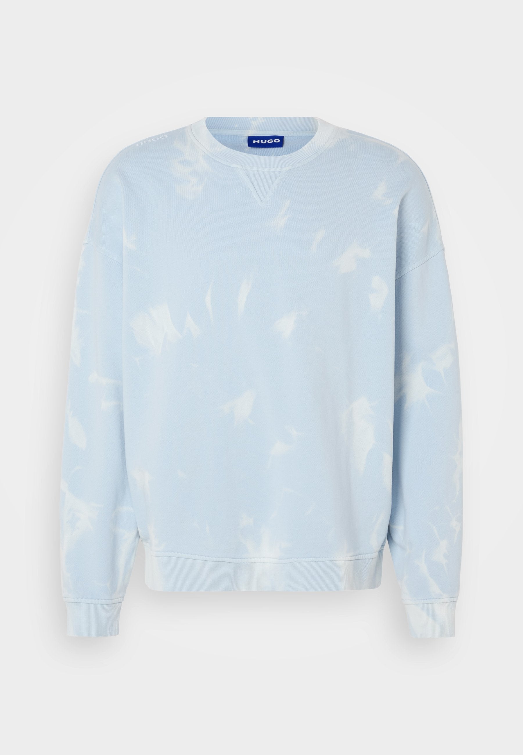 Hellblaues Sweatshirt mit einem Batikmuster, Rundhals und weiten Ärmeln. Hergestellt aus weichem Stoff mit gerippten Bündchen und Saum.