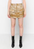 Tan Corduroy Minirock mit zwei vorderen aufgesetzten Taschen, Reißverschluss und einer leicht strukturierten Oberfläche. Kombiniert mit schwarzen, glänzenden Stiefeletten.