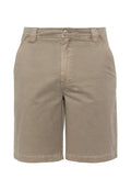 Beige Baumwollshorts mit klassischem Schnitt, Knopfverschluss, Gürtelschlaufen und Seitentaschen. Glatte Textur, schlichtes Design.