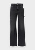 Schwarze High-Waist Jeans mit weitem Bein, fünf Taschen, Gürtelschlaufen und Knopfverschluss vor einfarbigem Hintergrund.