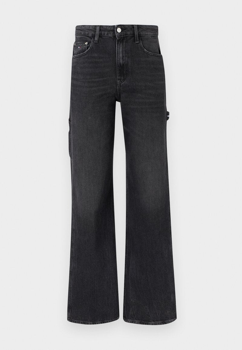 Schwarze High-Waist Jeans mit weitem Bein, fünf Taschen, Gürtelschlaufen und Knopfverschluss vor einfarbigem Hintergrund.