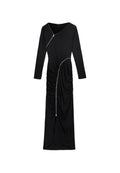 Schwarzes Langarmkleid mit V-Ausschnitt, mit seitlichen Raffungselementen und einem diagonalen Reißverschlussakzent an der Vorderseite. Glatte Stofftextur.
