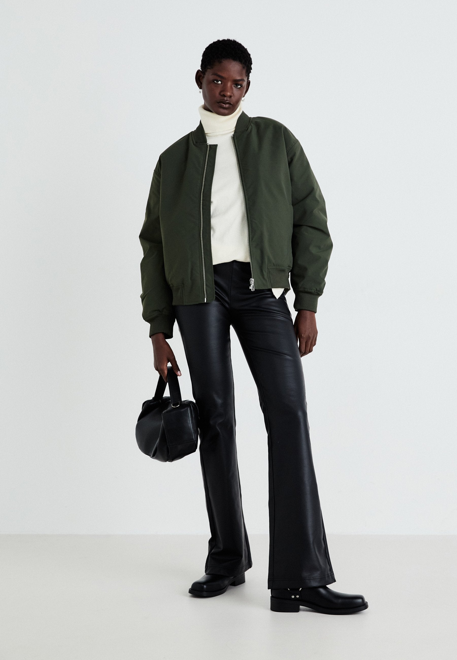 ONLPOPTRASH COATED PULL UP FLAR PANT  Media 2