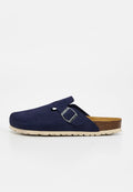 Marineblaue Slip-On-Clogs mit verstellbarer silberner Schnalle, Korkfußbett und hellbeiger profillierter Sohle auf weißem Hintergrund.